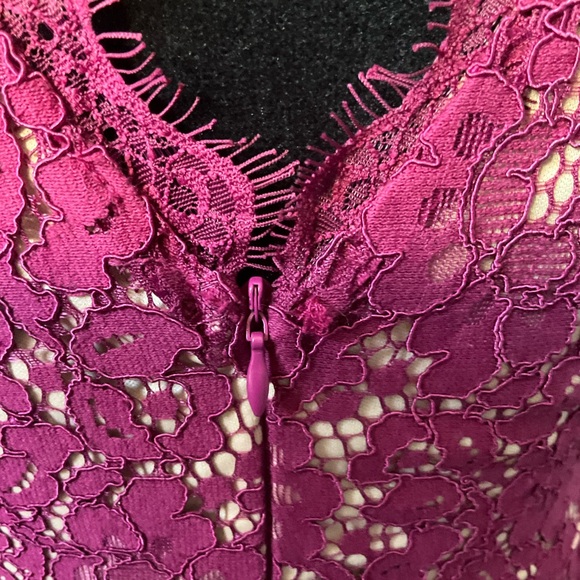 Soprano small fully lined burgundy lace dress - Picture 5 of 5